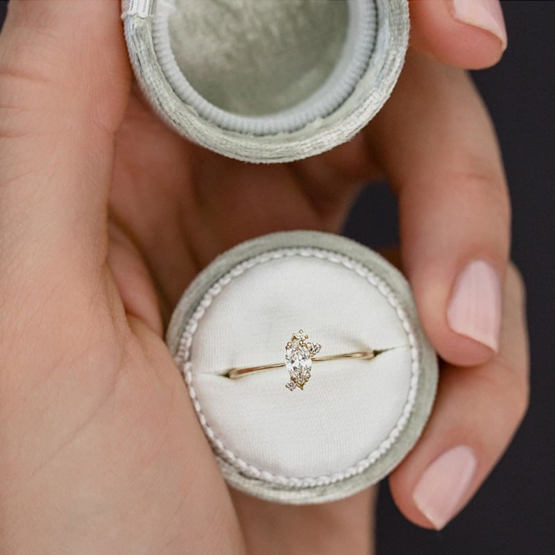 „Avenoir“ 9K Gold White Crystal Zircon Ring Female