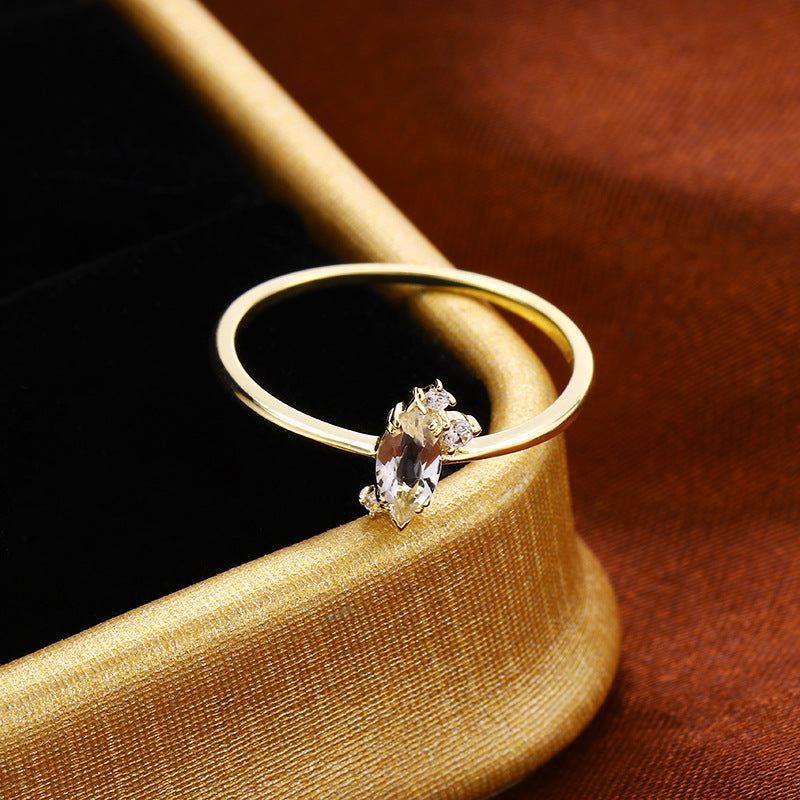 „Avenoir“ 9K Gold White Crystal Zircon Ring Female