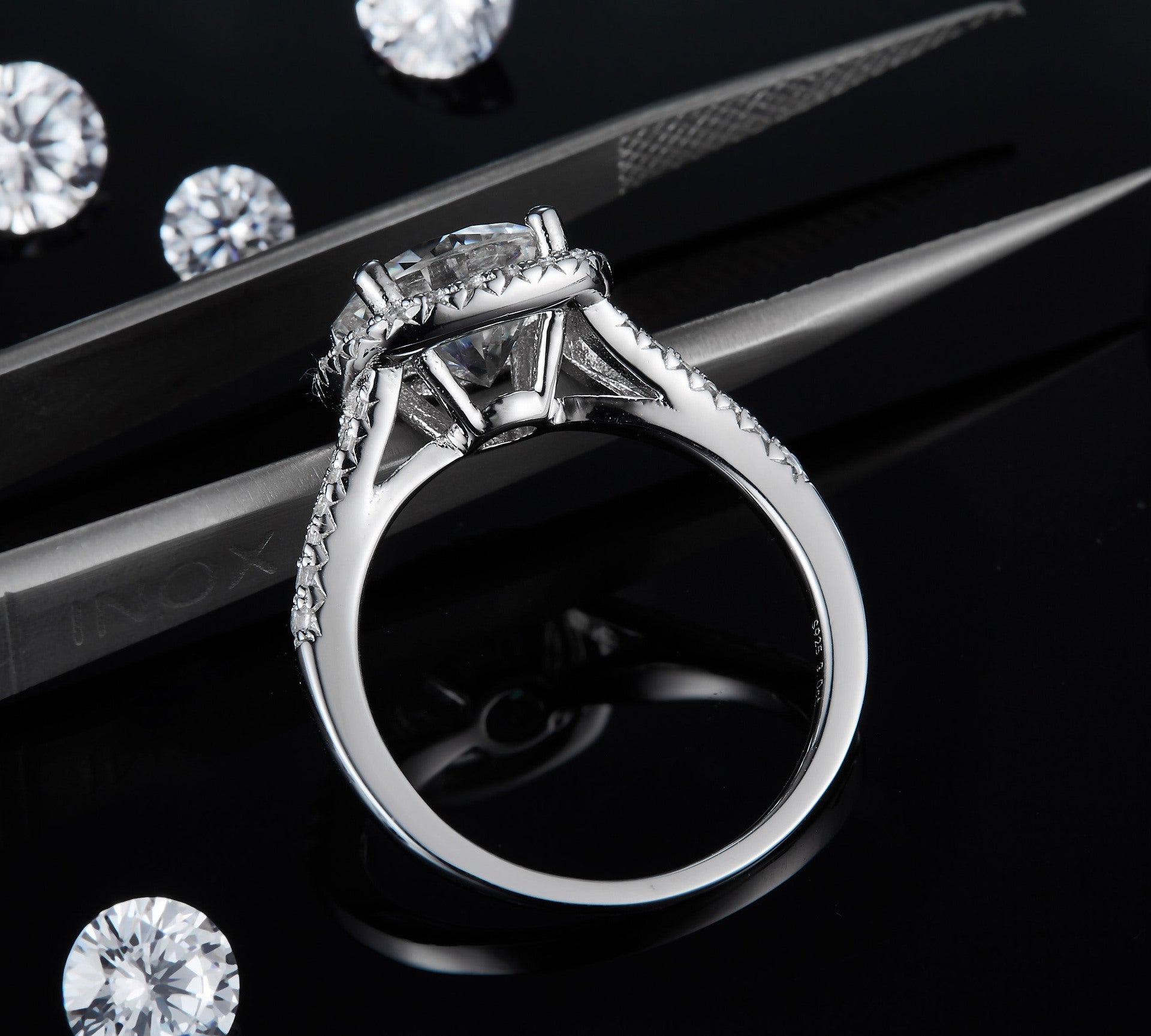 „Alorien“ Silver Plated White Gold Moissanite Ring