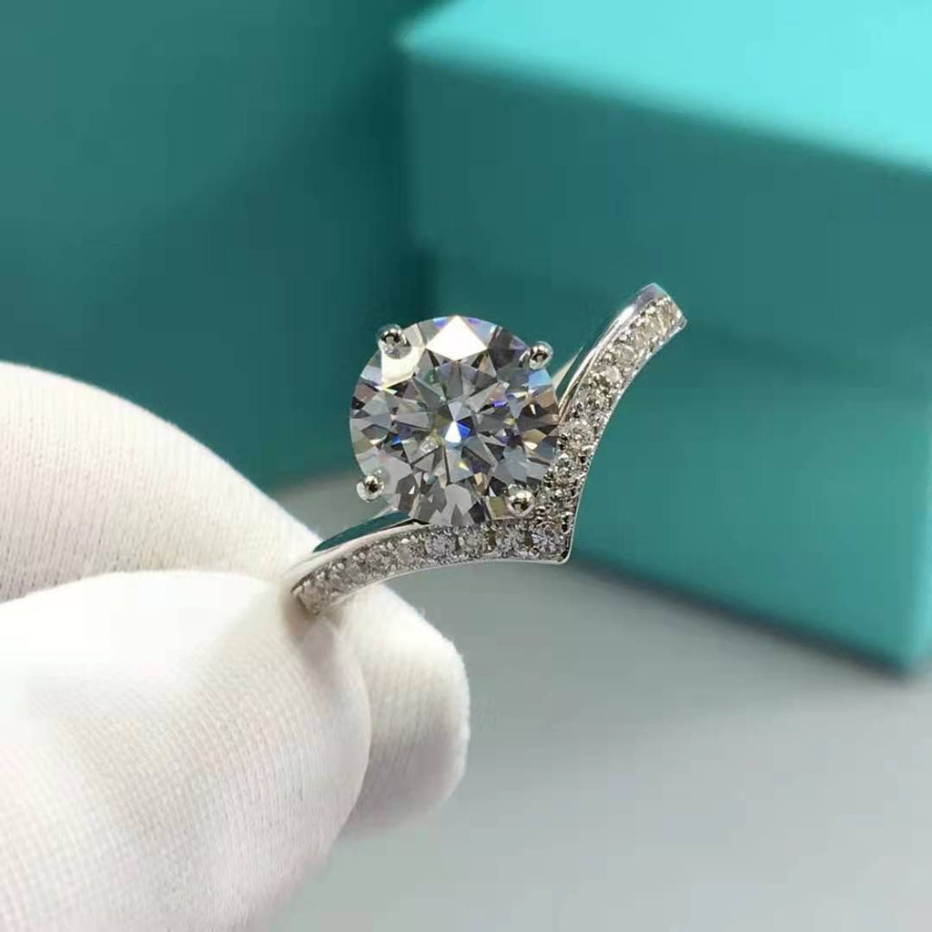 „Tiranelle“ Moissanite V Shaped Silver 18K White Gold Diamond Ring