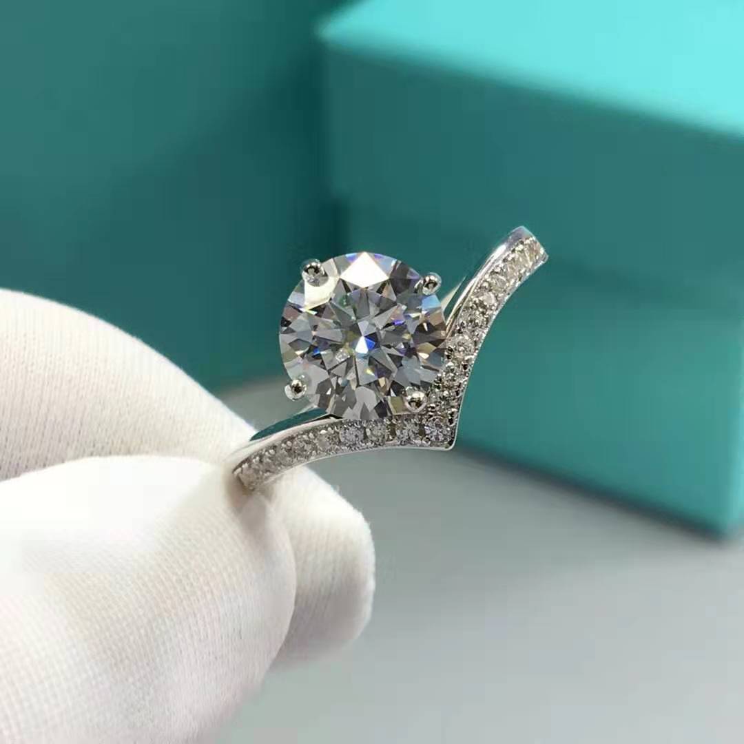 „Tiranelle“ Moissanite V Shaped Silver 18K White Gold Diamond Ring