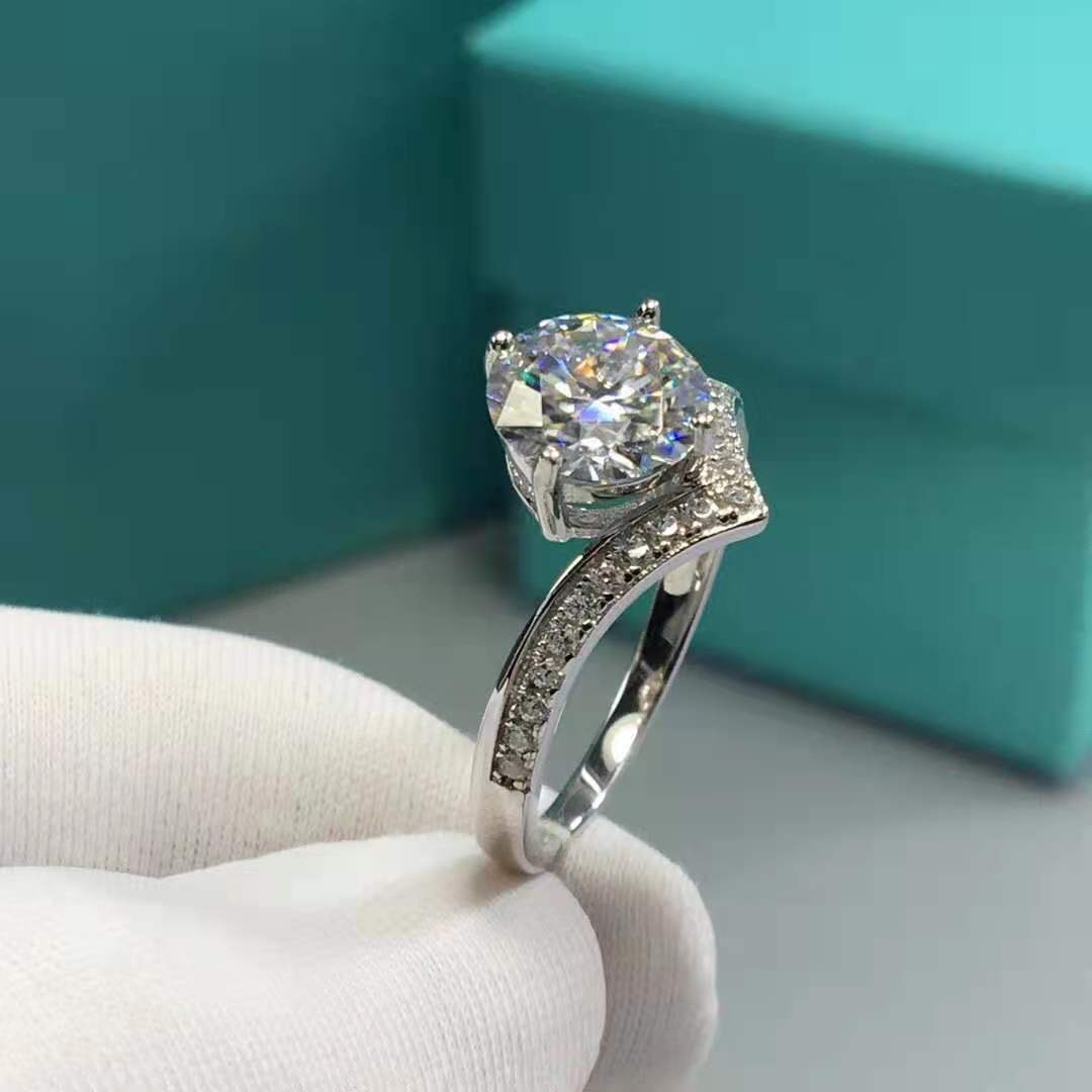 „Tiranelle“ Moissanite V Shaped Silver 18K White Gold Diamond Ring